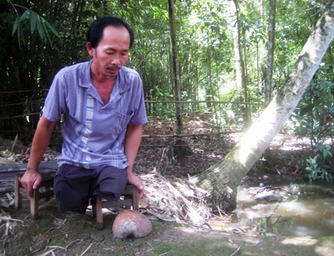 Người thương binh cụt hai chân nhưng vẫn đánh bắt cá một cách tài tình.