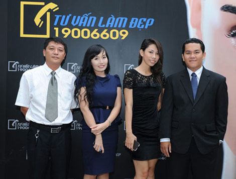  Bà Thái Thu Thủy – Giám Đốc Tổng đài tư vấn làm Đẹp 19006609 (thứ 2 từ trái sang) cùng đại diện của Công ty cổ phần VNet và thương hiệu Skindoctors.