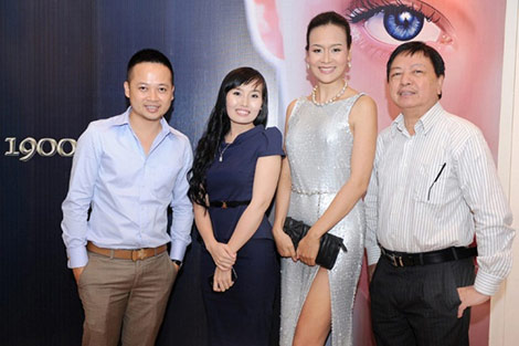 Đạo diễn hình ảnh Tô Thanh Tân, Bà Thái Thu Thủy - Giám đốc tổng đài 19006609, Hoa hậu Bảo Ngọc cùng khách mời (từ trái sang phải).