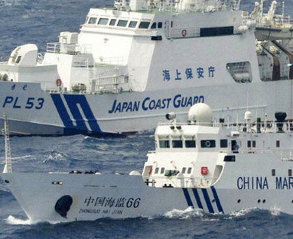 Ngay lập tức, Cảnh sát biển Nhật Bản đã điều tàu tuần tra theo dõi động thái của các tàu Hải giám Trung   Quốc và yêu cầu các tàu ra khỏi khu vực này. (Ảnh Tàu Cảnh sát biển Nhật Bản áp sát tàu Hải giám 66 của Trung Quốc gần nhóm đảo Senkaku.)