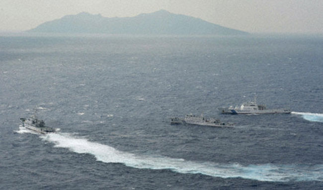  Trước đó, các tàu Trung Quốc hầu hết lượn lờ trong vùng tiếp giáp lãnh hải của Nhật Bản. Đây là lần thứ hai   trong tuần qua, tàu Trung Quốc xâm nhập vùng biển của Nhật gần Senkaku.