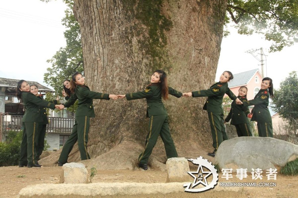 Trong sắc phục quân đội nhưng những nữ quân nhân Trung Quốc trông vẫn hết sức hấp dẫn...