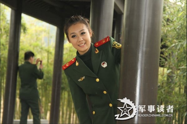 Hình ảnh một nữ quân nhân Trung Quốc với vẻ đẹp hồn nhiên, trong sáng...