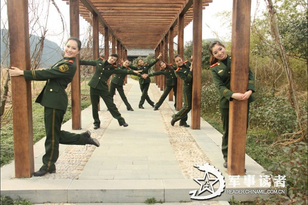 Những nữ quân nhân Trung Quốc hồn nhiên khoe vẻ xuân thì...