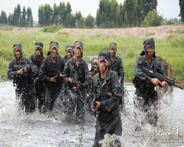 Bài tập hành quân khắc nghiệt vượt đầm lấy với vũ khí của các nữ trinh sát đặc nhiệm của Hải quân Trung Quốc