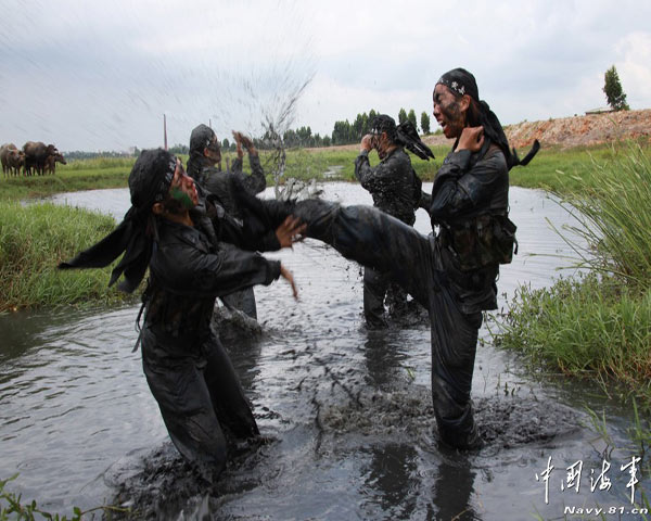 Những nữ chiến sĩ trinh sát đặc nhiệm Trung Quốc hối hả tập luyện trong những điều kiện vất vả và khó khăn nhất