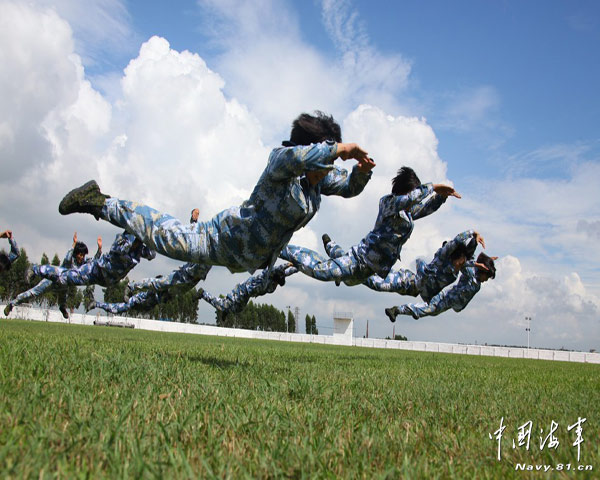 Sau một thời gian luyện tập, những nữ tân binh này trở thành những trinh sát đặc nhiệm thiện chiến của lực lượng thủy quân lục chiến hải quân Trung Quốc với rất nhiều tuyệt kỹ kungfu và một sức khỏe, thể lực phi thường.