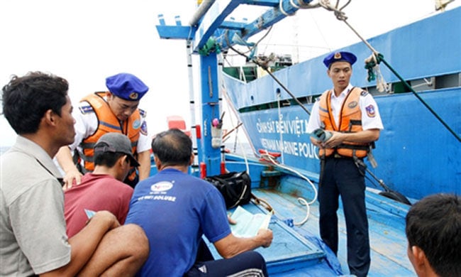 Với bà con ngư dân, cảnh sát biển cũng “kiêm nhiệm” tuyên truyền vận động ngư dân nắm   vững pháp luật, tôn trọng điều ước quốc tế để từ đó nâng cao tinh thần cảnh giác, đấu tranh   chống sự xâm phạm lãnh hải của nước ngoài.