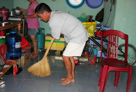 Cụt 2 tay nhưng lúc rảnh rỗi ông Nghĩa phụ vợ làm công việc gia đình.