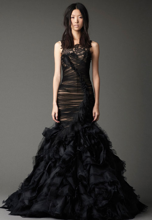 Những thiết kế váy cưới đuôi cá màu đen mang một sắc thái vô cùng đặc biệt.