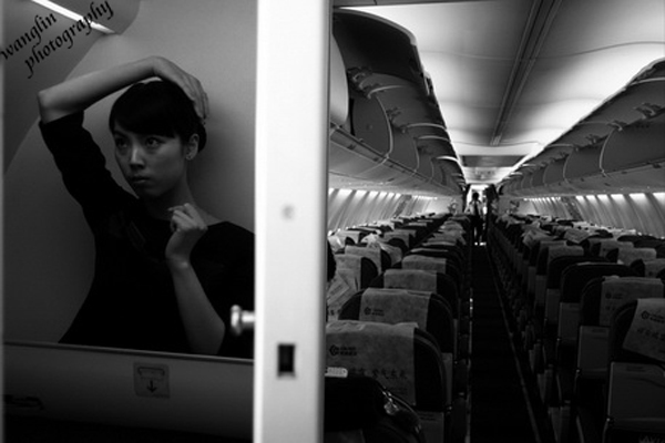 Ảnh cận nữ tiếp viên hàng không mệt mỏi chờ đợi trên máy bay chuẩn bị tới giờ đón hành khách...