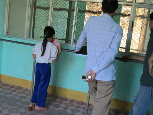 Thanh Trúc đứng chờ để được gặp cha