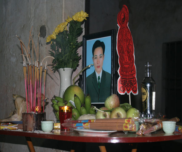 Mặc dù được cấp cứu kịp thời, nhưng do vết thương quá nặng, anh Chính đã tử vong vào ngày 3/10/2011. (Di ảnh anh Phạm Văn Chính)