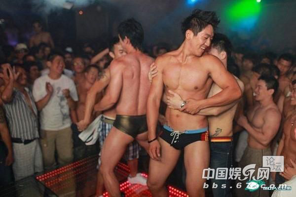 Mới đây trên các trang mạng của Đài Loan và Trung Quốc đại lục hàng loạt hình ảnh được cho là một bữa tiệc tập thể của dân gay tại Đài Loan đã thực sự gây sốc đối với dư luận...