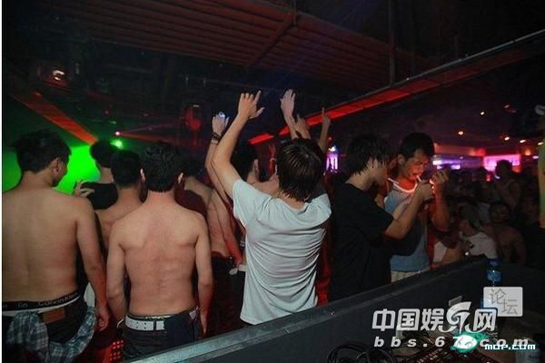 Hình ảnh đám đông người hâm mộ tại quán bar đồng tính Đài Loan điên cuồng trong đêm thác loạn...