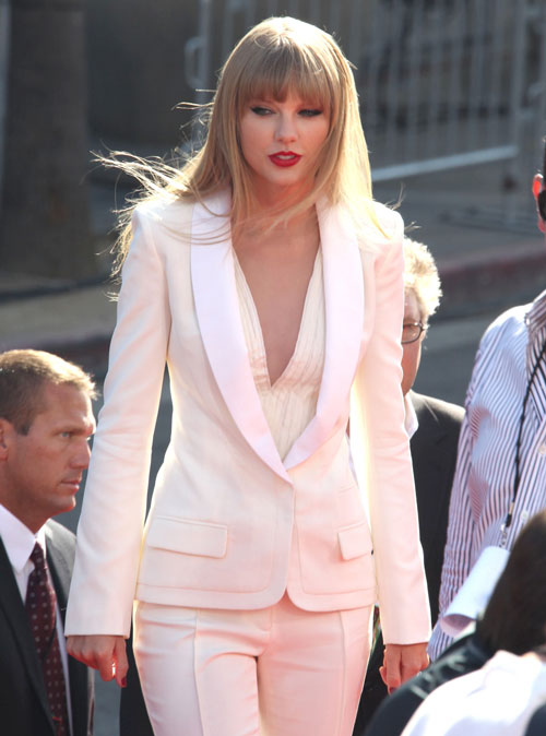 Bộ vest màu hồng nhạt tuyệt đẹp của Taylor Swift.