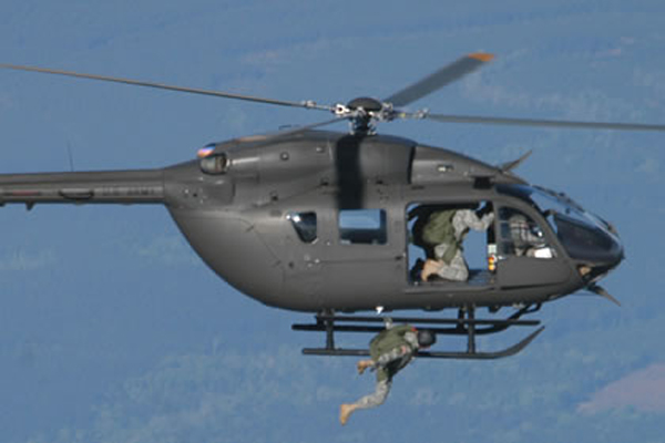 Hình ảnh lính dù Mỹ thực hiện nhảy dù thâm nhập vùng sau lưng địch từ chiếc trực thăng trinh thám AAS-72X...