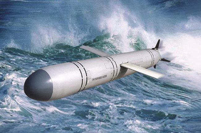 Trong khi đó, tàu ngầm Kilo của Việt Nam sắp nhận từ đối tác Nga lại được trang bị tên lửa chống hạm 3M-54E Club-S có tốc độ dưới âm, là biến thể của họ tên lửa Club do Viện OKB Novator (Nga) phát triển, tầm bắn 220 km. Tên lửa được phóng từ tàu ngầm Projekt 636 lớp Kilo chủ yếu dùng để tiêu diệt các mục tiêu mặt đất.