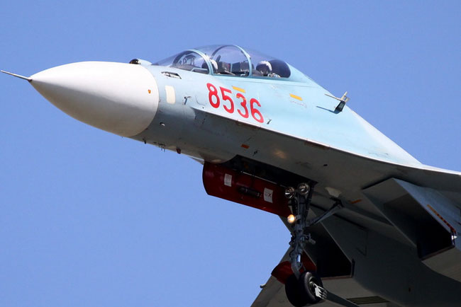 Hồi tháng 5/2012, Nga đã bàn giao cho Việt Nam 3 máy bay chiến đấu đa năng SU-30MK2. Các nguồn tin cũng cho biết thêm, Hiệp hội sản xuất máy bay Komsomolsk-on-Amur đang tiếp tục lắp ráp chiếc Su-30MK2 cuối cùng trong hợp đồng mua 12 máy bay cùng loại mà Việt Nam đã ký kết trong năm 2010. Hợp đồng đầu tiên cung cấp cho Việt Nam 8 máy bay Su-30MK2 có tổng trị giá khoảng 400 triệu USD, hợp đồng thứ hai, cung cấp thêm 12 máy bay Su-30MK2. Cả hai hợp đồng cũng bao gồm cả việc cung cấp thiết bị, vũ khí và phụ tùng cho các máy bay. Trước đó đã có thông tin rằng, trong tương lai Việt Nam có thể mua thêm 24 chiến đấu cơ SU-30MK2 nữa để tiếp tục củng cố tiềm lực không quân của mình.