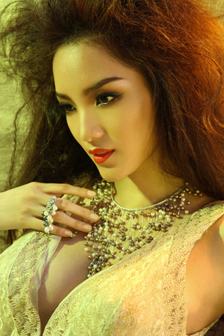 Trong bộ ảnh mới nhất Người đẹp khả ái của Hoa hậu Việt Nam 2010 diện trang phục thiết kế táo bạo. 