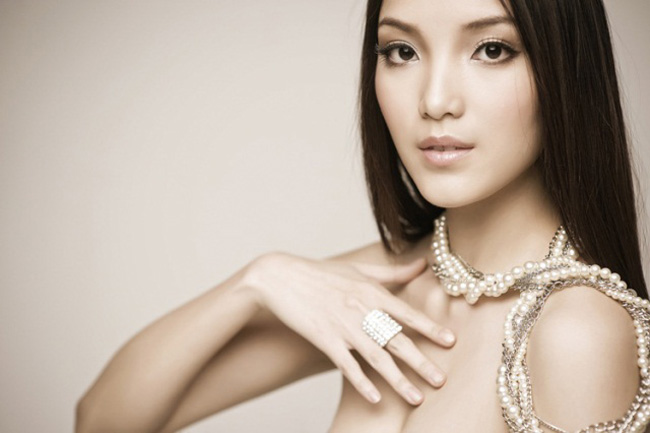Huỳnh Bích Phương còn được biết đến là một trong những người đẹp sở hữu vòng 1 hấp dẫn.
