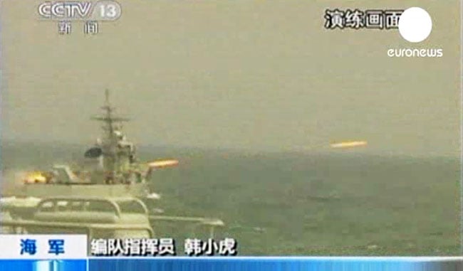  Đài truyền hình CCTV của Trung Quốc vừa phát sóng một chương trình chiếu cảnh lực lượng vũ trang của nước này tiến hành diễn tập quân sự bắn đạn thật vào một hòn đảo nhỏ. Không rõ đoạn băng này được quay lúc nào, nhưng nó đã khiến cho căng thẳng giữa Nhật Bản và Trung Quốc về tuyên bố chủ quyền trên nhóm đảo Senkaku càng thêm trầm trọng.