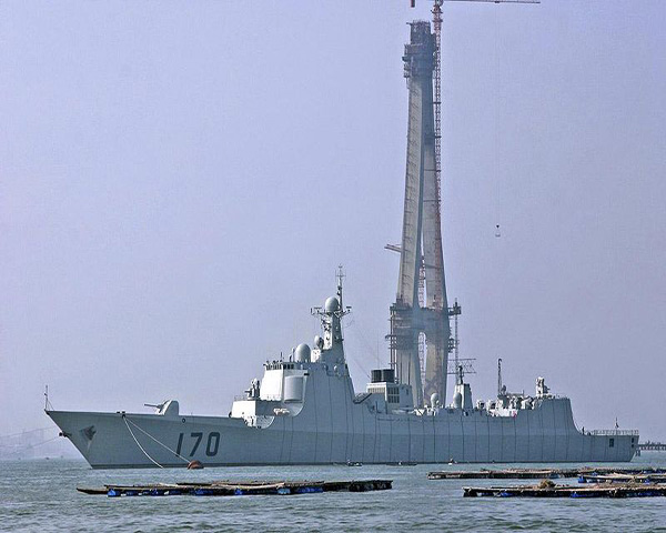  Type 052C (lớp Luyang – II) là khu trục hạm hạng nặng mang tên lửa của hải quân Trung Quốc. Hiện có hai tàu thuộc hạm đội Nam Hải Lanzhou (170) và Haikou (171).  Type 052C có chiều dài 154m, rộng 16m, lượng choán nước 7.000 tấn. Phần thân tàu thiết kế hoàn toàn giống “người anh” Type 052B nhưng xét hệ thống vũ khí, điện tử trang bị trên tàu thì khác biệt nhiều. Lớp Lyang – II lắp radar mạng đa năng tương tự hệ thống radar AN/SPY – 1 (bộ phận của hệ thống chiến đấu Aegis) tiên tiến trên các tuần dương, khu trục của hải quân Mỹ.