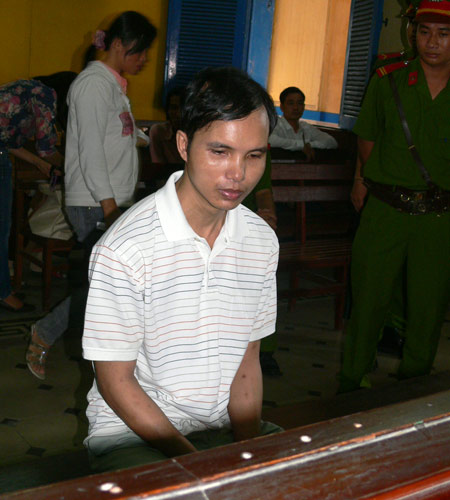 Hung thủ Nguyễn Hữu Hưng tại tòa
