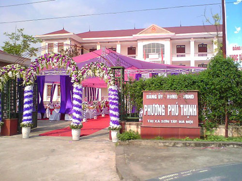 Đám cưới hoành tráng được tổ chức ngay trong khuôn viên UBND phường Phú Thịnh - thị xã Sơn Tây - Hà Nội.