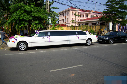 Chiếc xe siêu sang 3 khoang Lincoln Limousine trắng muốt đậu bên vệ đường ngay phía ngoài trụ sở phường Phú Thịnh khiến người đi đường phải... 