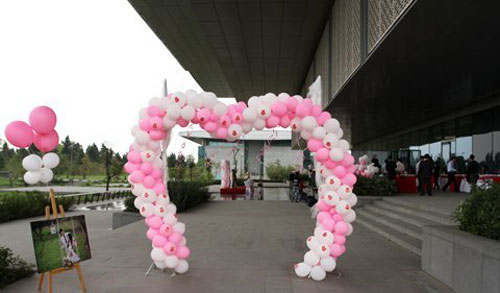 Lễ cưới được tổ chức vào trưa ngày 8/4/2012 bên hông trái của Bảo tàng Hà Nội nhìn từ lối vào