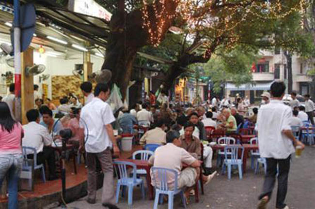 Ở Hà Nội hầu như vỉa hè nào cũng có quán bia hơi, quán rượu hay chè chén. Nhiều khi quán bia hơi còn tràn cả xuống lòng đường. 