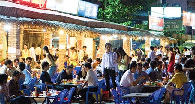 Cảnh tượng đàn ông đầy ắp các quán nước, quán nhậu sau giờ tan tầm quá quen thuộc ở nước ta.