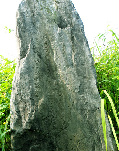 Những phiến đá trên mộ cổ được khắc bằng chữ Hán