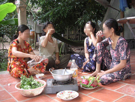 Phụ nữ nhậu không phải là chuyện hiếm gặp ở miền sông nước