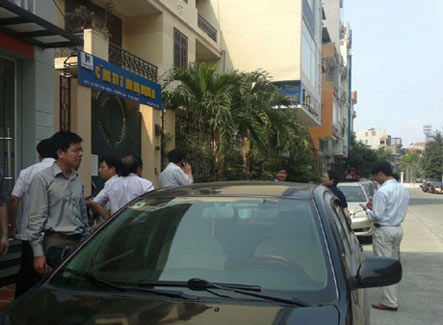 Sau khi cảm nhận được rung chấn, nhiều người dân TP Hạ Long đã ùa ra đường.(Ảnh báo Quảng Ninh)