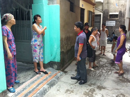 Người dân Hải Phòng ra khỏi nhà, bàn tán xôn xao về trận động đất (Ảnh NLĐ)