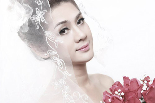  Trong những tấm hình, Lâm Chí Khanh (tên hiện tại là Khanh Chi Lâm) diện áo cưới màu trắng và e ấp trước ống kính. 