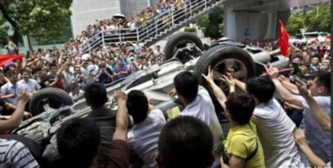 Tờ Nhật báo Thượng Hải ngày 03/10 đưa tin, cảnh sát Trung Quốc vừa bắt giữ người biểu tình tấn công dã man một người đàn ông chỉ vì người này đi xe hơi hàng Nhật trong cuộc biểu tình chống Nhật Bản ở thành phố Tây An, thủ phủ tỉnh Thiểm Tây, Trung Quốc.