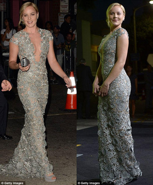 Nữ diễn viên người Úc xuất hiện với chiếc váy đầu gợi cảm.