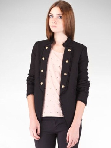 Vest có thể kết hợp cùng áo ren sáng màu, short ngắn hoặc quần dài màu đen