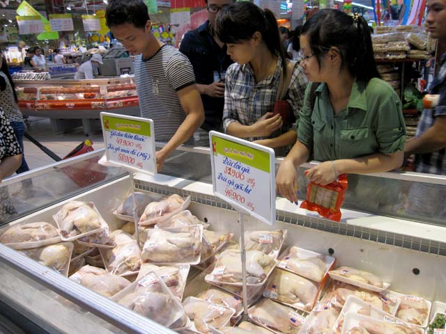 Thời gian gần đây nhiều khách hàng tới siêu thị BigC Thăng Long không khỏi ngạc nhiên về loại gà giá rẻ được siêu thị ghi là gà nhập khẩu từ Hàn Quốc và Mỹ.