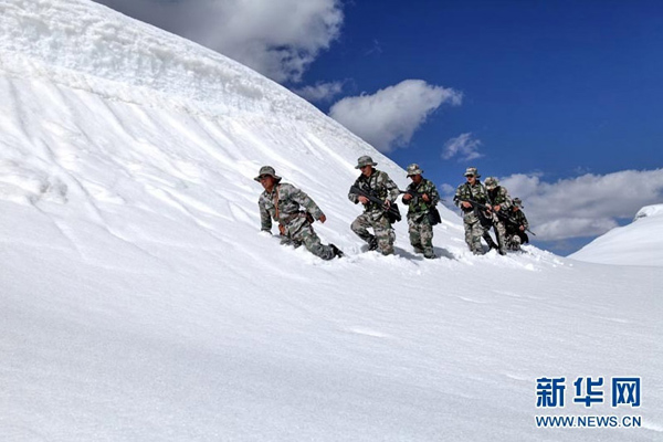 Do đó những cuộc hành quân vất vả xuyên núi tuyết đã trở thành chuyện quen thuộc đối với binh lính nơi đây...