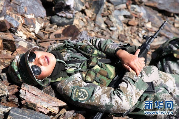 Hình ảnh lính Trung Quốc tranh thủ nghỉ ngơi tại chỗ trước khi tiếp tục tiến hành nhiệm vụ của mình...