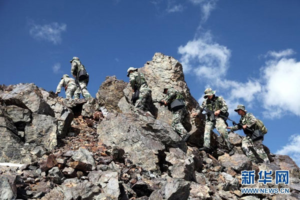 Binh lính Trung Quốc nỗ lực chinh phục đỉnh núi cao nhất quanh khu vực Tây Tạng trên đường hành quân...