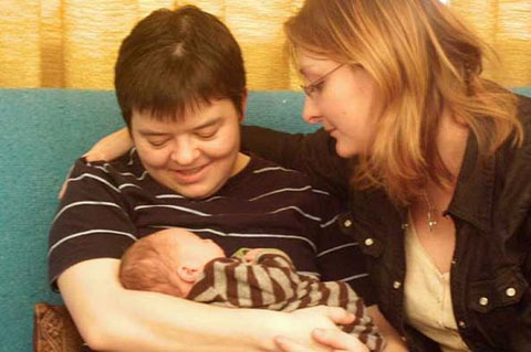 Vợ chồng Cai và Emily hạnh phúc bên cậu con trai mới sinh