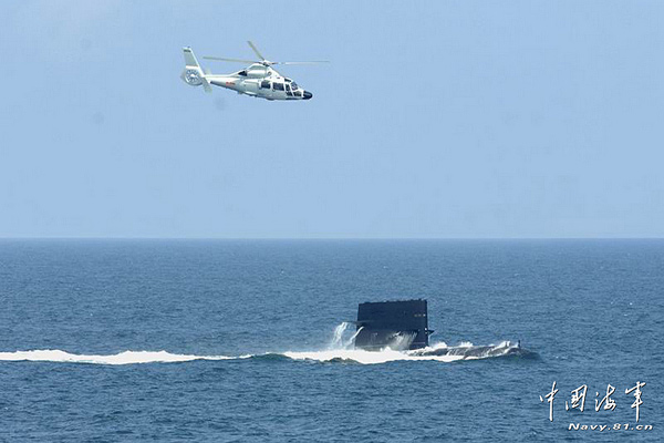 Hình ảnh tầu ngầm Trung Quốc tiến hành tập trận trên vùng biển Hoa Đông nhạy cảm vào hồi đầu năm nay với sự hỗ trợ của trực thăng tấn công...