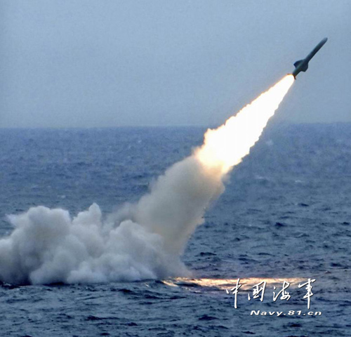 Tên lửa được phóng từ tầu ngầm Trung Quốc khi tham gia diễn tập bắn đạn thật trên biển...