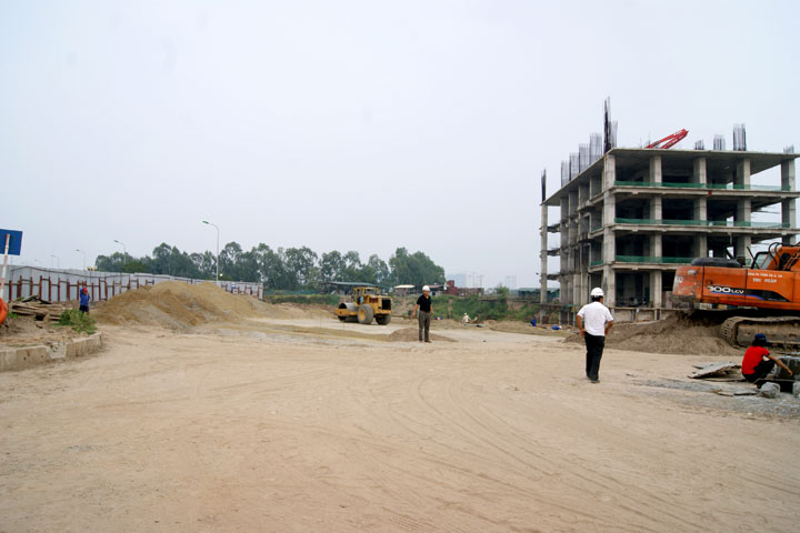 Chiều 3/10, sau hơn 1 tháng khắc phục sự cố lún sụt mặt đường làm xuất hiện “hố tử thần” trên đường Lê Văn Lương kéo dài, đơn vị thi công đang thực hiện những khâu cuối cùng trước khi trải thảm nhựa.