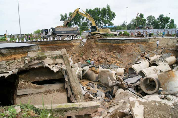 Sáng 19/8, “hố tử thần” sâu khoảng 4m, rộng gần 30m2, cắt ngang mặt đường Lê Văn Lương bất ngờ xuất hiện.